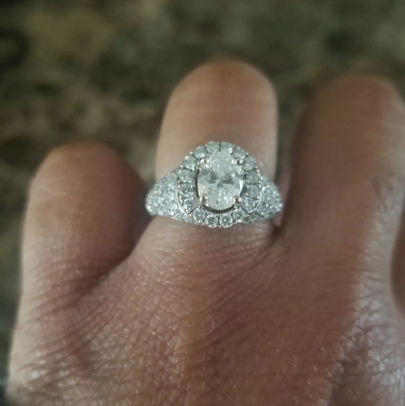 Engagement ring - Picture 2 of 3